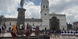 Estudiantes rinden homenaje a los 228 años del natalicio del Mariscal Sucre